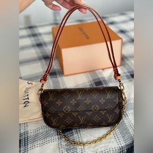 Louis Vuitton Wallet on chain ivy